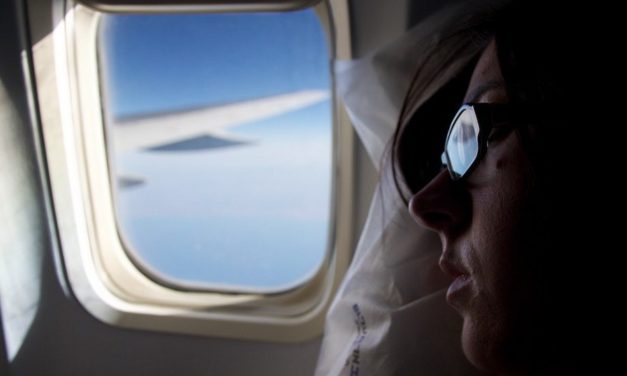 4 tips om makkelijker te slapen op het vliegtuig